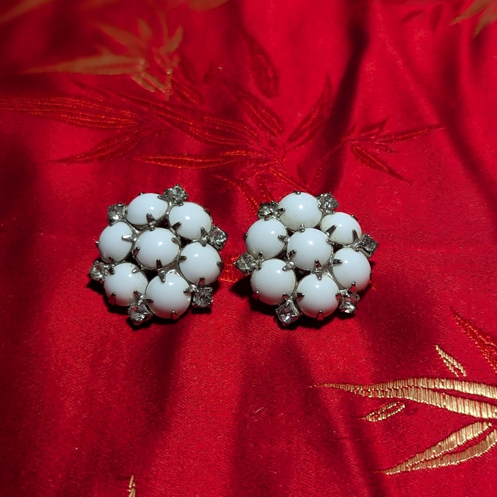 VTG Milk Glass And Rhinestone Clip on Earrings - Picture 7 of 7